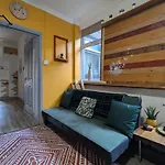 R1 - Bright Quiet Double - Ideal For Students, Work, Tourists - City Access, Wifi, Free Parking - Self Catering