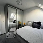 Seaside Serenity: Modern Flat