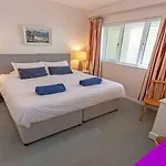 Clifton Court Apt 16 With Indoor Heated Pool & Sea Views