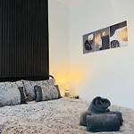 Spanish City View, Stylish Sea Front Apartment Free Onsite Parking