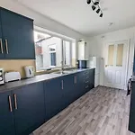Enjoy 3 Bedroom Home Perfect For Family Work & Friends