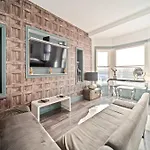 Spacious, Central Townhouse With Hot Tub & Free Parking