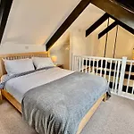 Harbourside Apartment With Seaviews And Parking