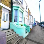 Cozy 1 Bedroom House, Sleeps 4 - Long And Short Stay Welcome