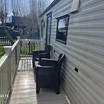 3-Bed Caravan - Sleeps 8 - Pool Onsite - Petsok