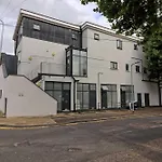 Modern Apartment - Southend Stays