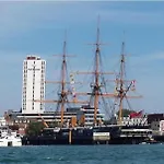 A Quiet Room In A Well Furnished Apartment Close To Gun Wharf Quays