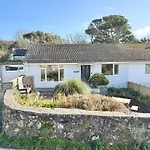 Harlowe Mousehole Hideaway Two Bedrooms With Parking
