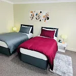 Private Room In A Well Appointed Centrally Located Apartment By The Sea