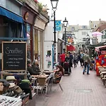 Modern Home Moments From Hove Shops & Brighton Beach