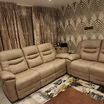 City Centre Luxury House With Three Very Large Size Bedrooms