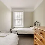 Coastal Apartment 2 Minutes From The Beach & Town Centre