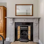 Coastal Apartment 2 Minutes From The Beach & Town Centre