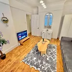 Cozy Apartment Close To Town And Beach - Sleeps 4