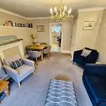 Rockferry 3 Bed Central Apartment + Parking Permit