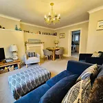 Rockferry 3 Bed Central Apartment + Parking Permit