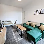 Modern And Homely 3 Bedroom For Bigger Groups