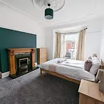 Modern And Homely 3 Bedroom For Bigger Groups