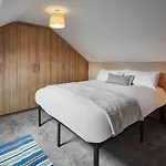 Oswy Street, Whitby. Sleeps Up To 7 Guests