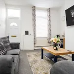 Private Yard, Free Parking & Games At Laburnum House