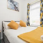 Private Yard, Free Parking & Games At Laburnum House