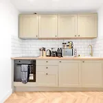 Elevate Your Stay Chic 1-Bed Flat With Kitchen