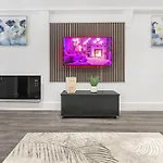 Charming 1-Br Brighton