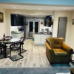 Perfect Holiday Home From Home , Three Bedroom House For 5 Guests