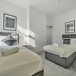Spacious 3-Bedroom Home In Wallasey