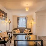 5-Beds In Quiet Three Bedroom House Near Anfield Stadium, Free Parking