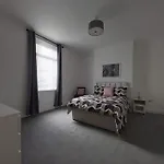 Dwell Living Sleeps 4 With Free Parking
