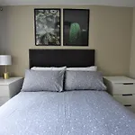 Central Cheerful Comfortable 3 Bedroom Home