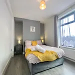 Emerald Living, 4 Bedrooms In The Heart Of Swansea!