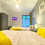 Emerald Living, 4 Bedrooms In The Heart Of Swansea!