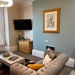 Strathmore Apt Scarborough, Pool, Gym, Parking