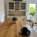 Marchwood House 4 Bedroom Sleeps 8 In The Village 10 Mins Walk To The Beach