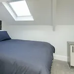 Dwell Living Luxurious 5Bd House Central