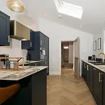 Dwell Living Luxurious 5Bd House Central