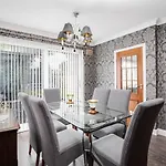 Long Stay Discounts! Spacious Home Free Parking