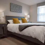Beach View - Stylish Stay, Estuary Views & Luxury Spa Access