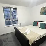 Modern Main Door Flat Edinburgh City Center