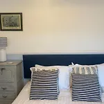 Little Dolly Sea View 2 Bedroom Apartment, St Ives Town, Dog Friendly