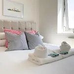 Cosy Studio By The Sea - Prime Location!
