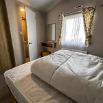 Modern 6 Berth Caravan With Wifi At St Osyth Beach In Essex Ref 28008Pm