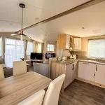 Beautiful 6 Berth Caravan, Nearby Beach In Suffolk Ref 68016Bs
