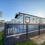 Beautiful 6 Berth Caravan, Nearby Beach In Suffolk Ref 68016Bs