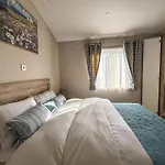 Stunning 6 Berth Lodge With Full Sea Views In Suffolk Ref 68007Cr