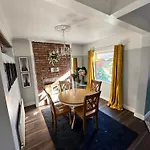 Cosy Two Bed Terraced House 7Min Drive From City