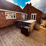 Lowestoft 2-Bed Bungalow With Hot Tub & Spa Pool (Adults Only)