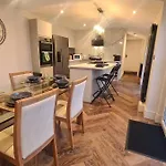 5 Bedrooms Sleeps 10 Full Kitchen Parking